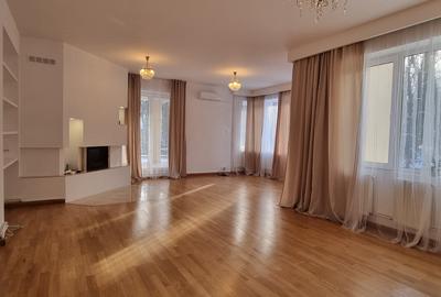 Apartament cu 4 camere decomandat în Băneasa