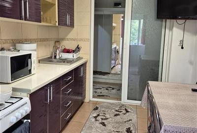Apartament cu 3 camere semidecomandat, mobilat în Colentina