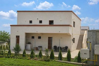 Casă Duplex | 2 Apartamente Separate | Curte, 8 Parcări, Mobilată Nou - 2
