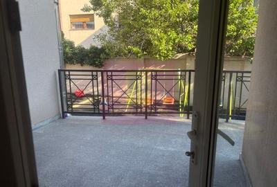 Casă individuală cu 10 camere în Drumul Sării