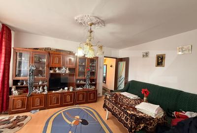 Apartament cu 3 camere semidecomandat, mobilat în Cornitoiu
