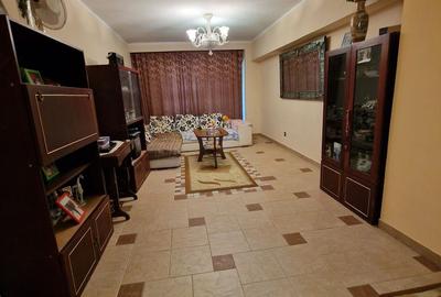 Apartament cu 4 camere decomandat în Trocadero