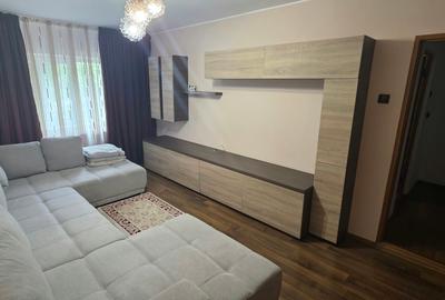 Apartament cu 3 camere decomandat în Micro 17