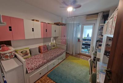 Apartament cu 4 camere semidecomandat în P-ța Reșița