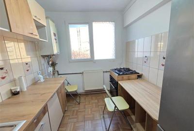 Apartament cu 3 camere semidecomandat, mobilat în Titan