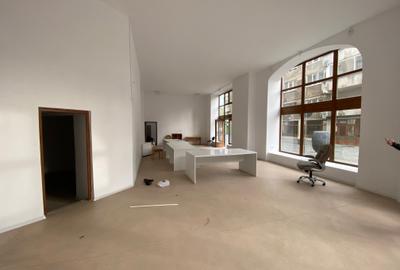 Spatiu stradal ULTRACENTRAL cu vitrine! Comision 0 - 2