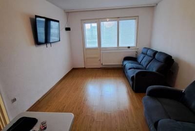 Apartament cu 3 camere decomandat, mobilat în Casa de Cultură