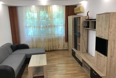 Apartament cu 3 camere semidecomandat în Tineretului