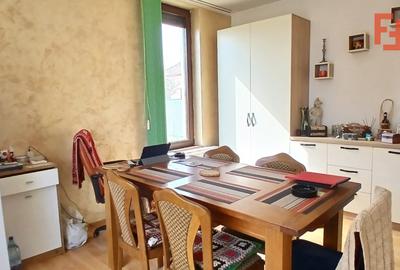 Casa individuala cu 5 camere Parter + Etaj in Ronat - 1