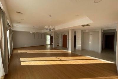 Apartament cu 4 camere decomandat în Herăstrău