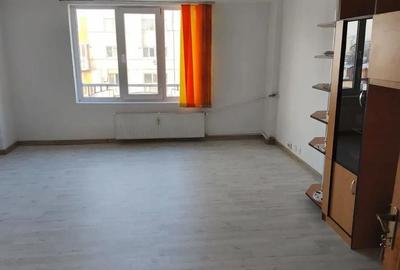 Apartament cu 3 camere decomandat în Calea Călărașilor