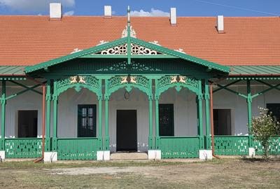 Conac de vanzare in Bihor, restaurat, la 40 km de Oradea, Romania - 1