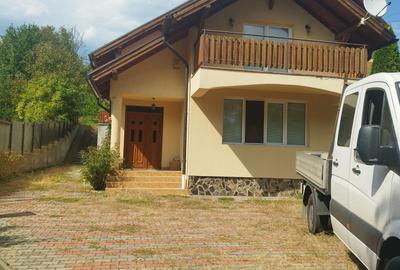 Vand casa cu 5 camere in Platoul Cornesti - 1