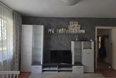 Apartament cu 3 camere semidecomandat în Dacia
