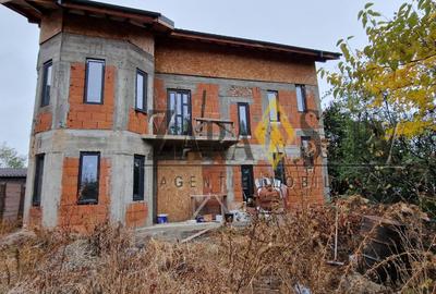 Casa la rosu  P+1E, 176 mp utili, teren 337 mp- Ploiestori ,zona VEGA