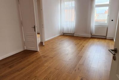 Apartament renovat la casa cu spatiu de pod  inalt pretabil pentru mansarda