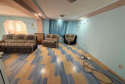 Apartament cu 3 camere decomandat, mobilat în Păcii