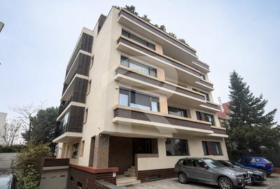 Apartament cu 4 camere semidecomandat, mobilat în Pipera