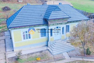 CASĂ de POVESTE într-o zonă liniștită + teren 2109 mp - COSTIȘA - 1