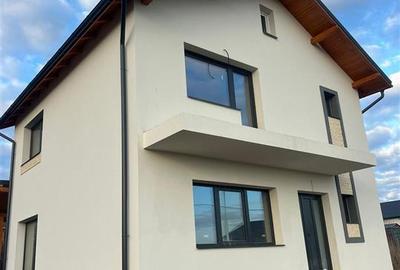 Casa cu 4 camere 5 ari teren - 10