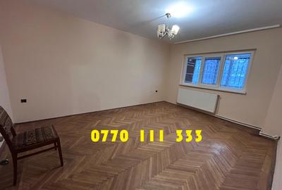 Apartament cu 3 camere decomandat în Școlilor