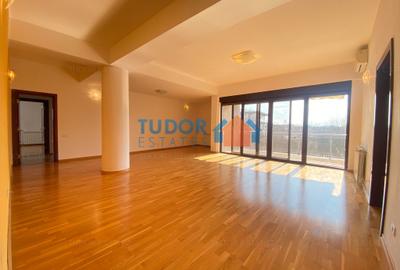Apartament cu 4 camere semidecomandat în Floreasca
