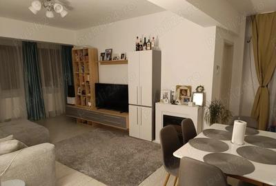 Apartament cu 4 camere, decomandat, mobilat, 98 mp, cu centrala termica. Solicitate informatii prin WhatsApp, email sau telefon.