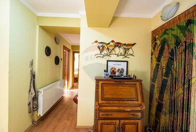 Apartament cu 3 camere de vânzare în Centrul orașului Câmpulung - 2