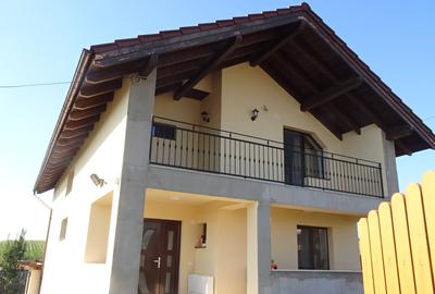 Casă cu 4 camere în Zăvoi