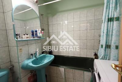 Apartament de vanzare cu 3 camere, decomandat -55 mp. balcon, pivnita - 7