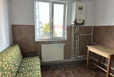 Apartament cu 4 camere de vânzare Roman central - 7