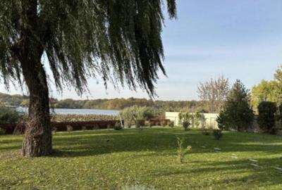 Vila cu piscina pe malul Lacului Snagov teren 2000mp 6900eu/luna sau 1950k vanza - 1
