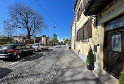 Apartament cu 4 camere, mobilat în Central