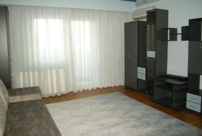 Garsonieră decomandată, mobilată în Vitan Mall