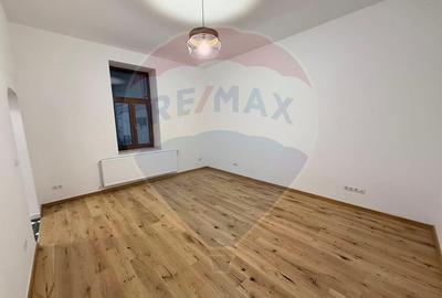 Apartament 4 camere, pe 2 niveluri si curte comuna în Centru - 35