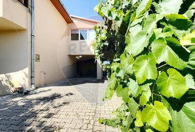 Casă / Vilă cu 6 camere de vânzare - 1