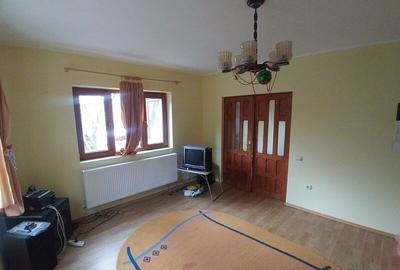 Comarnic vila  2010 P+1+pod,mobilata,utilata, teren 1811mp imprejmuit - 2