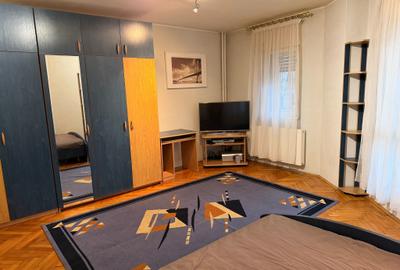 Garsonieră decomandată în Decebal