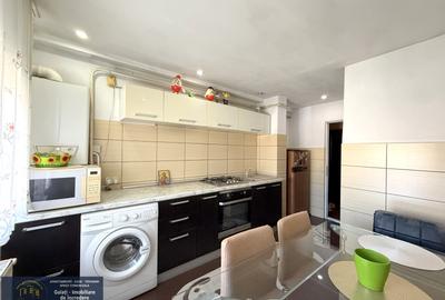 Apartament cu 3 camere semidecomandat în Micro 19