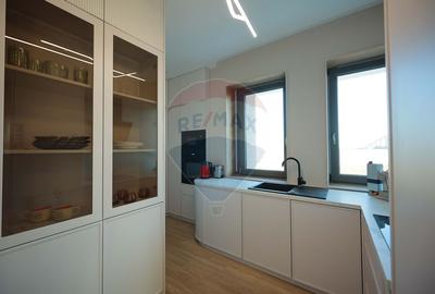 De vânzare Vilă cu 8 camere în Sânmartin, 290 mp util, teren 1100 mp - 46