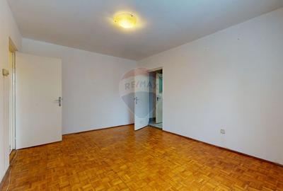 De vânzare: 2 camere, baie cu geam, etaj 2 - 2