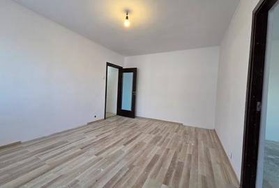 Apartament cu 3 camere semidecomandat în Mircea cel Bătrân
