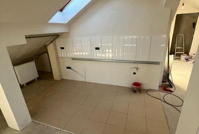 Penthouse cu 4 camere semidecomandat în Periferie