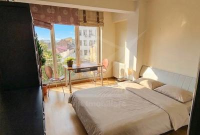 Apartament cu 3 camere semidecomandat, mobilat în Central