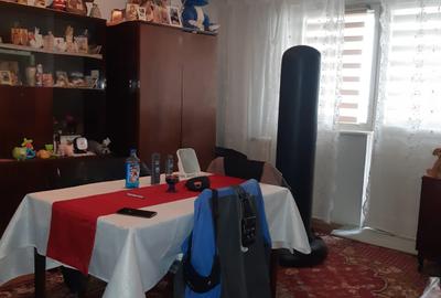 Apartament cu 3 camere decomandat în Astra