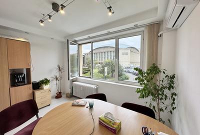 Apartament cu 3 camere semidecomandat, mobilat în Sala Palatului