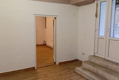 Inchiriez spatiu comercial central   Piata Mihai Viteazul - 13