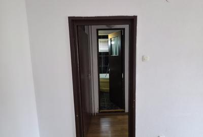 Apartament cu 3 camere semidecomandat în Rahova