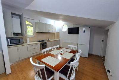 Apartament cu 3 camere decomandat, mobilat în Nicolina
