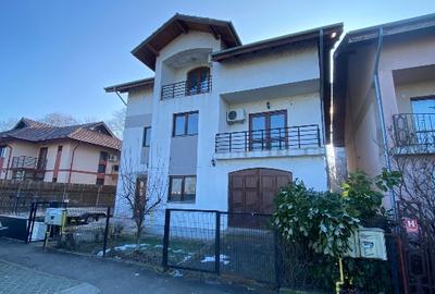 Vila cu 3 apartamente  la parter,etaj  si mansarda - 1